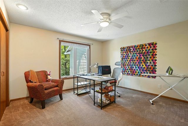 725 East Post Ct, Cedar Rapids, IA 52403