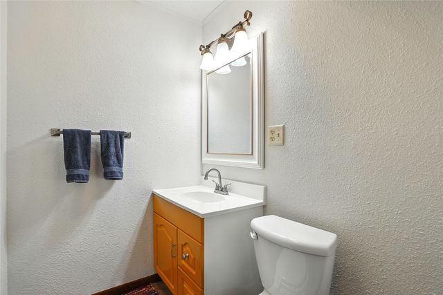 725 East Post Ct, Cedar Rapids, IA 52403