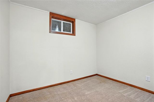 725 East Post Ct, Cedar Rapids, IA 52403