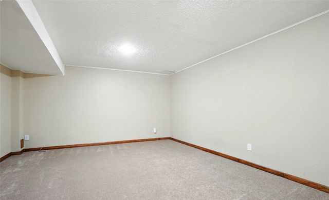 725 East Post Ct, Cedar Rapids, IA 52403