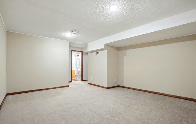 725 East Post Ct, Cedar Rapids, IA 52403