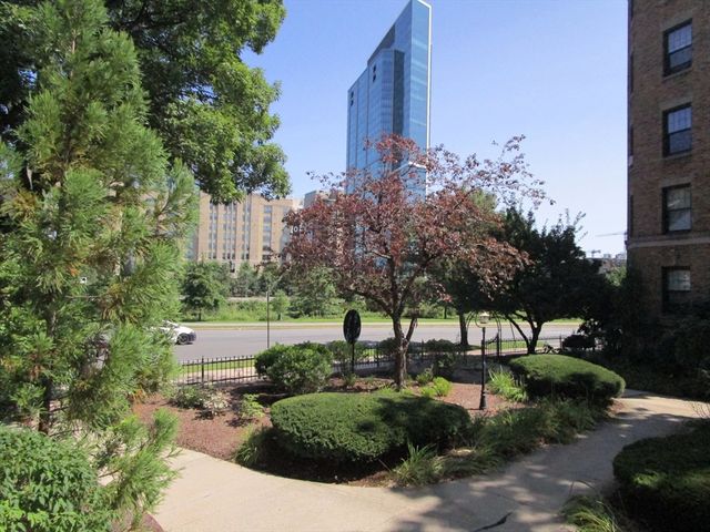 118 Riverway 8, Boston, MA 02215