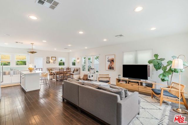 239 N Everett Street, Glendale, CA 91206