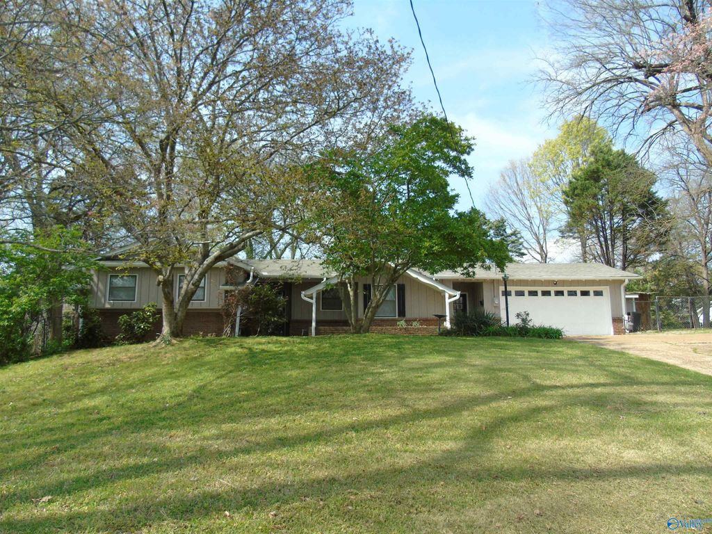 2504 Maysville Circle NE, Huntsville, AL 35811