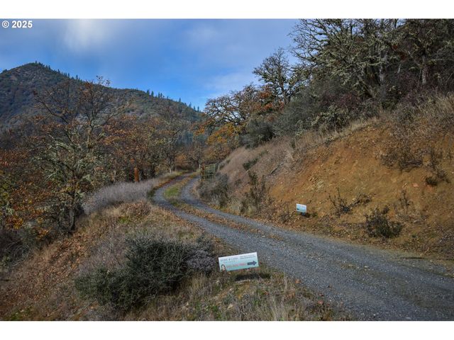 1379 HUMBUG CREEK Rd, Applegate, OR 97530