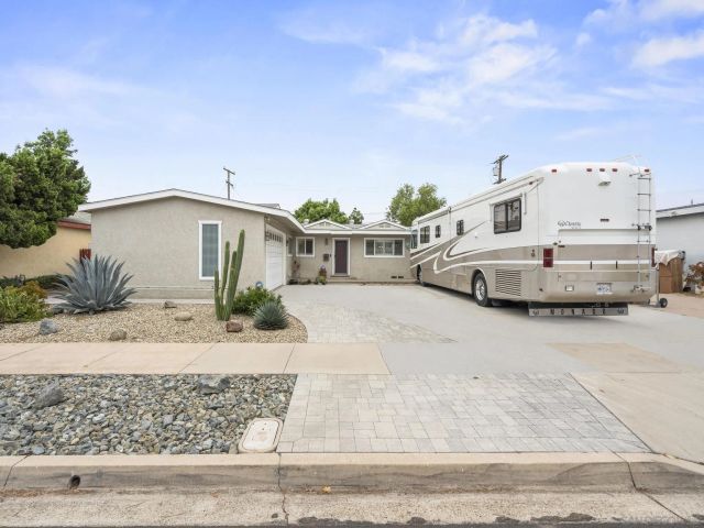 672 Brockwood Dr., El Cajon, CA 92021