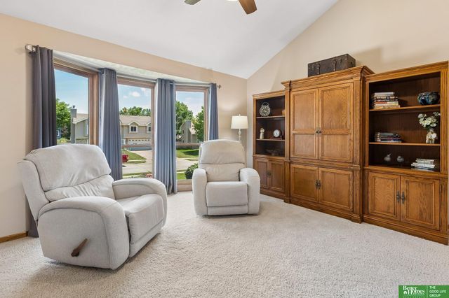 210 Oakwood Drive, Papillion, NE 68133