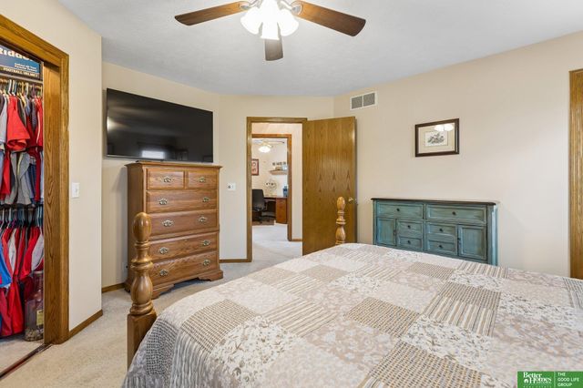 210 Oakwood Drive, Papillion, NE 68133