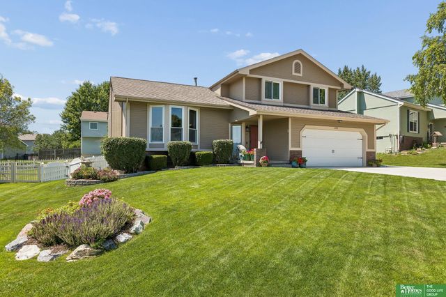 210 Oakwood Drive, Papillion, NE 68133