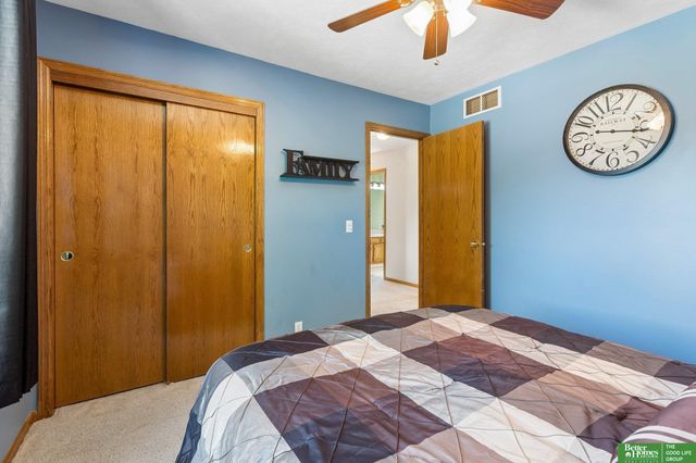210 Oakwood Drive, Papillion, NE 68133