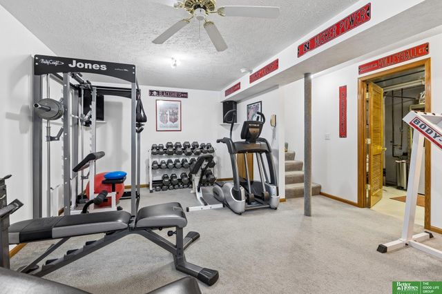 210 Oakwood Drive, Papillion, NE 68133