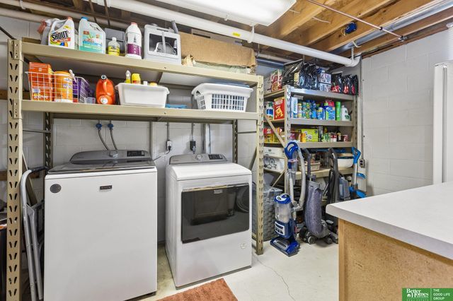 210 Oakwood Drive, Papillion, NE 68133