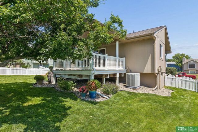 210 Oakwood Drive, Papillion, NE 68133