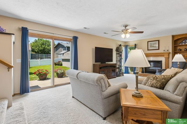 210 Oakwood Drive, Papillion, NE 68133