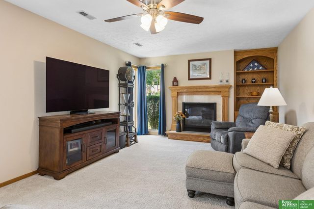 210 Oakwood Drive, Papillion, NE 68133