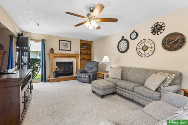 210 Oakwood Drive, Papillion, NE 68133