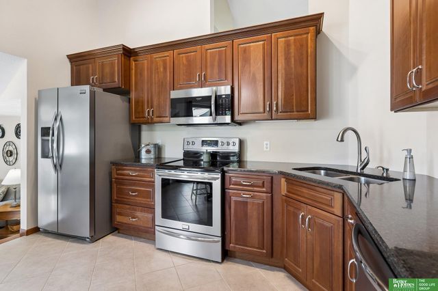 210 Oakwood Drive, Papillion, NE 68133