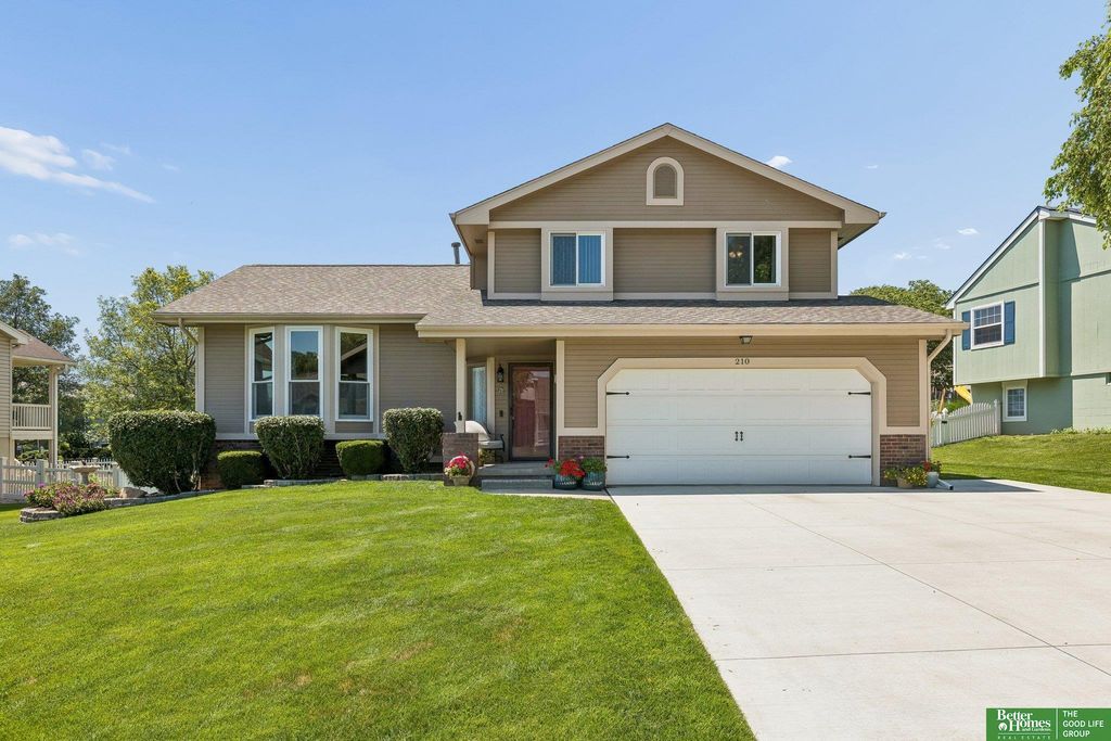 210 Oakwood Drive, Papillion, NE 68133