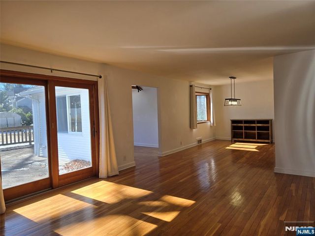 20 Buff, Tenafly, NJ 07670