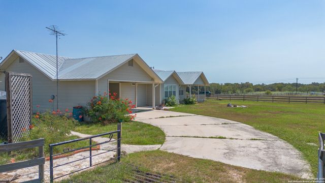 3752 FM 77, Nixon, TX 78140