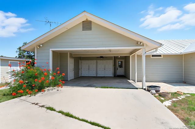 3752 FM 77, Nixon, TX 78140