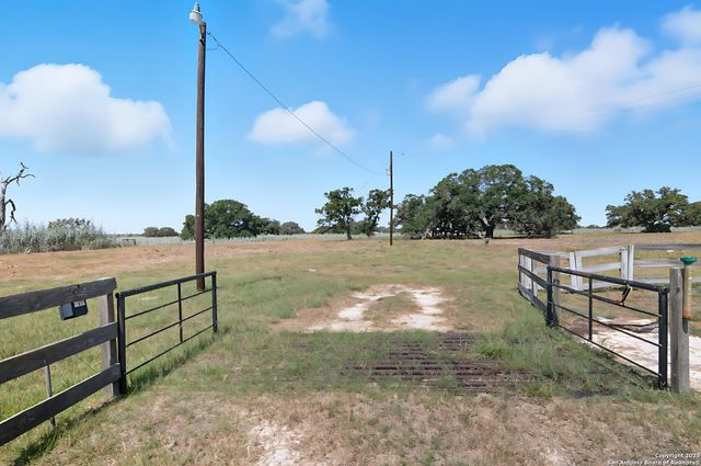 3752 FM 77, Nixon, TX 78140