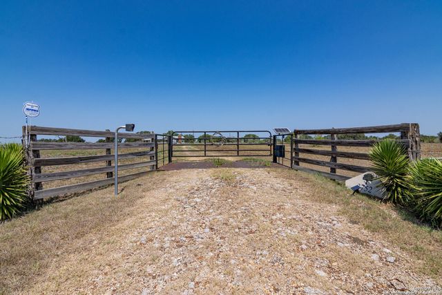 3752 FM 77, Nixon, TX 78140