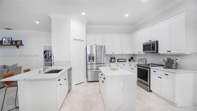 1606 Victoria Pointe Circle, Weston, FL 33327