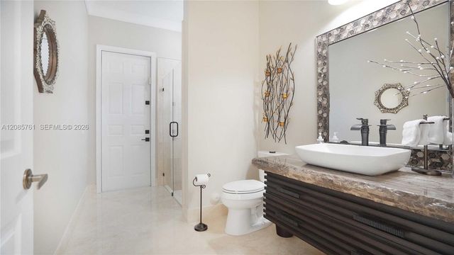 1606 Victoria Pointe Circle, Weston, FL 33327