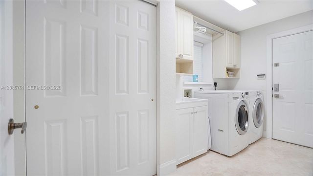 1606 Victoria Pointe Circle, Weston, FL 33327