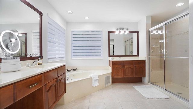 1606 Victoria Pointe Circle, Weston, FL 33327