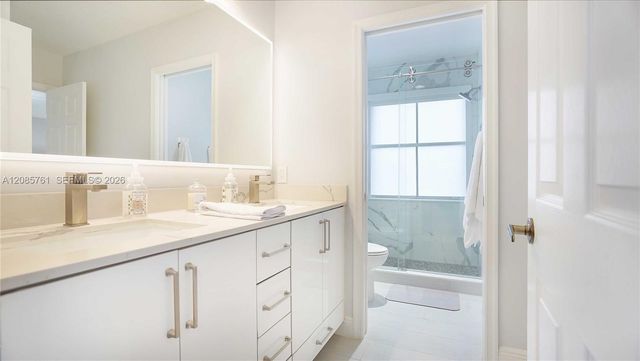 1606 Victoria Pointe Circle, Weston, FL 33327