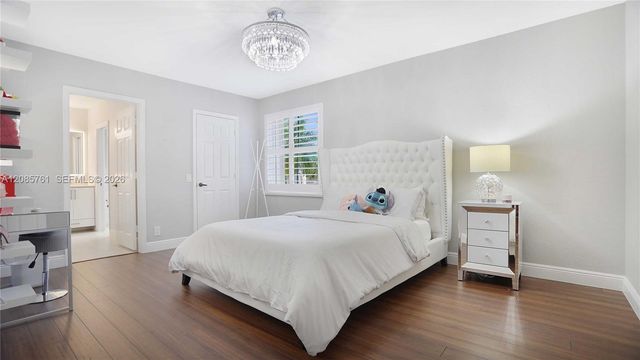1606 Victoria Pointe Circle, Weston, FL 33327