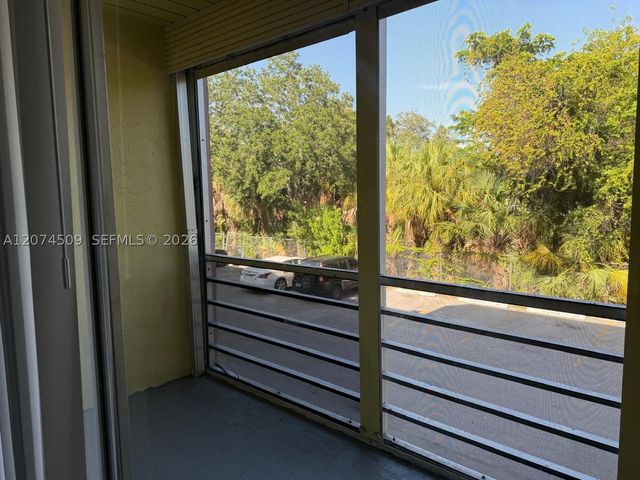 2800 NW 56th Ave E206, Lauderhill, FL 33313