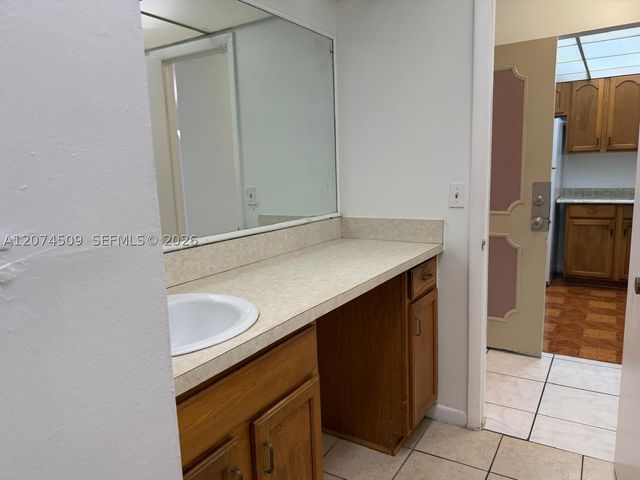2800 NW 56th Ave E206, Lauderhill, FL 33313