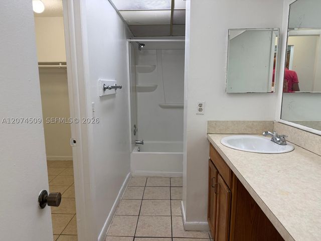 2800 NW 56th Ave E206, Lauderhill, FL 33313