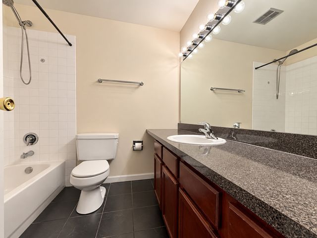 5950 Oakwood Drive 3M, Lisle, IL 60532