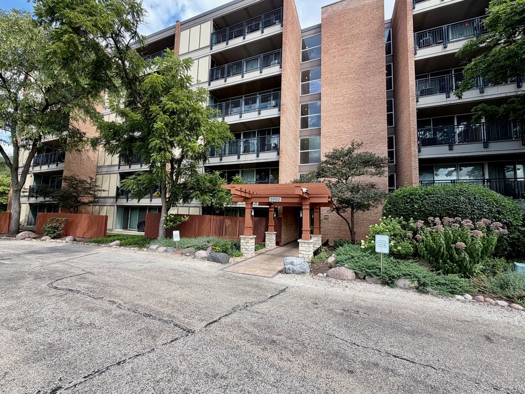 5950 Oakwood Drive 3M, Lisle, IL 60532