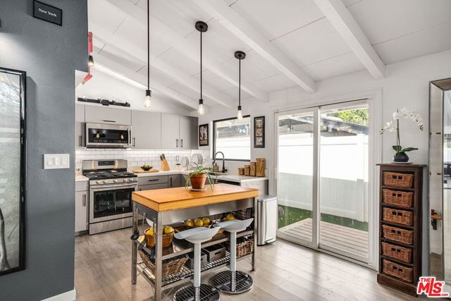 19805 Hamlin Street, Woodland Hills, CA 91367