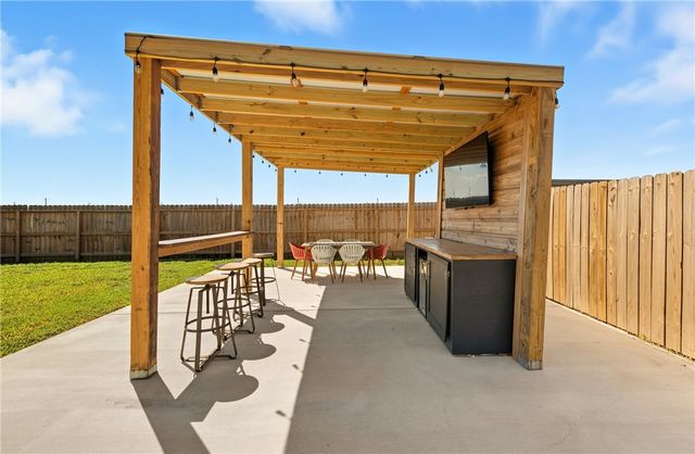 124 Donegal St, Sinton, TX 78387