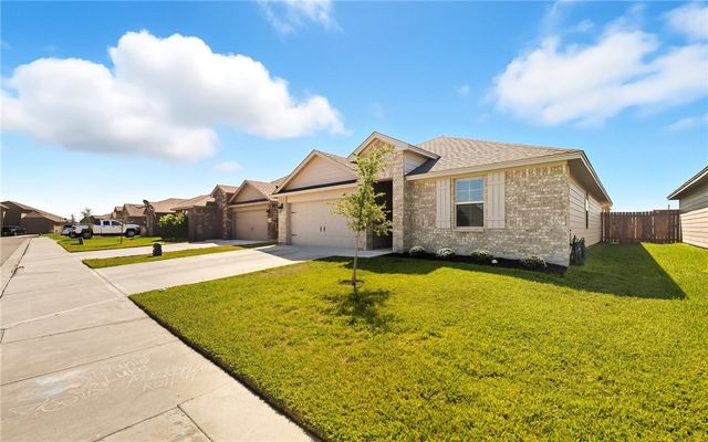 124 Donegal St, Sinton, TX 78387