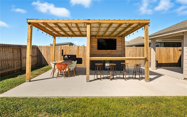 124 Donegal St, Sinton, TX 78387