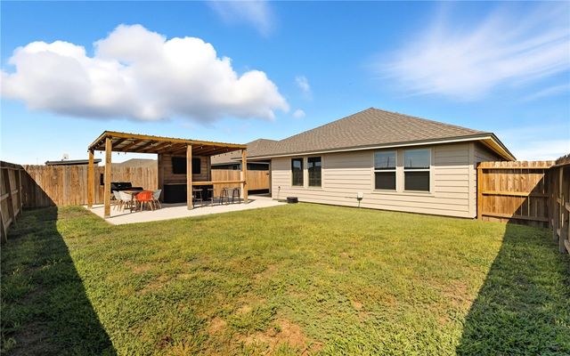 124 Donegal St, Sinton, TX 78387