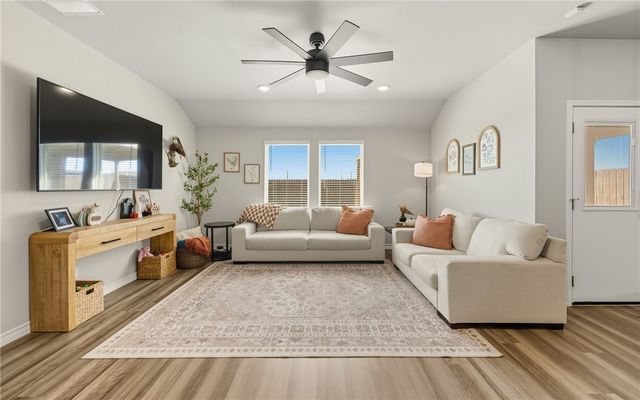 124 Donegal St, Sinton, TX 78387
