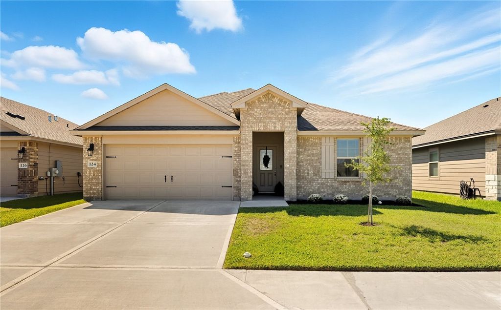 124 Donegal St, Sinton, TX 78387