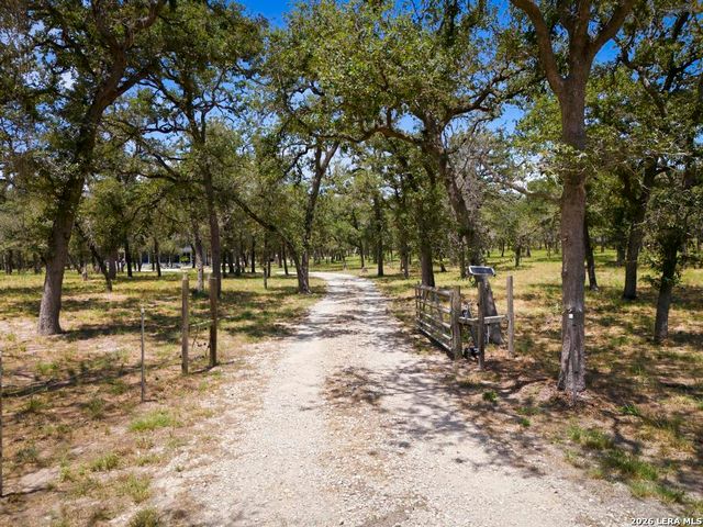156 Deep Woods Dr, Seguin, TX 78155