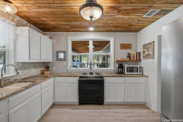 156 Deep Woods Dr, Seguin, TX 78155