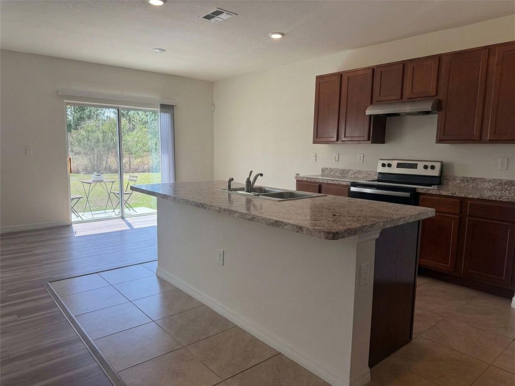 Image 6 of property listing at 1463 FOX SQUIRREL DRIVE, Davenport, FL 33897