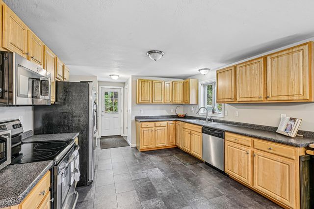 17 Seminole Road, Hillsborough, NH 03244