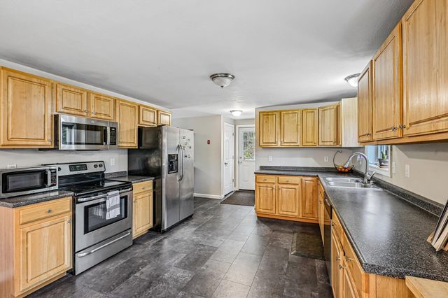 17 Seminole Road, Hillsborough, NH 03244
